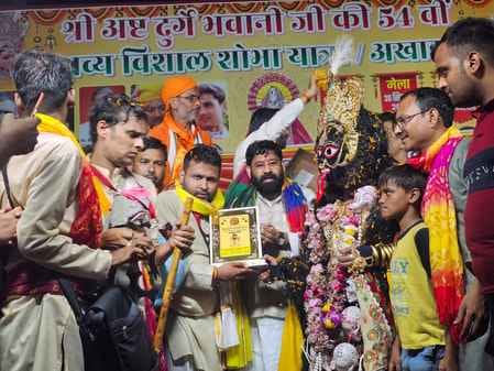 गुलावठी की रामलीला में भगवान राम की आरती करते मुख्य अतिथि डीपी यादव व अन्य। संवाद