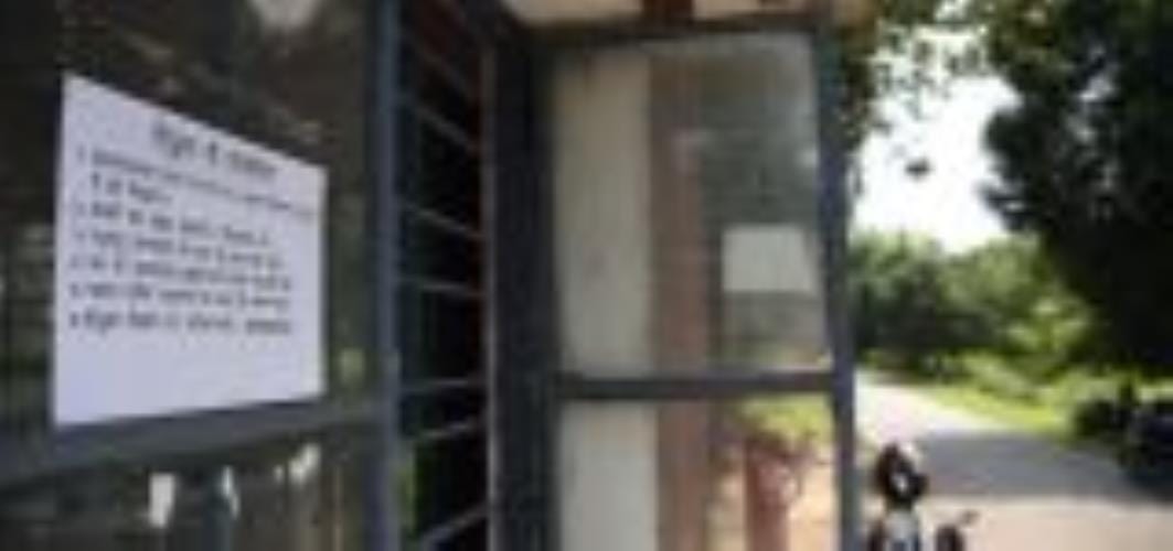 गश्त करती टीम और गेट पर चिपका नोटिस।