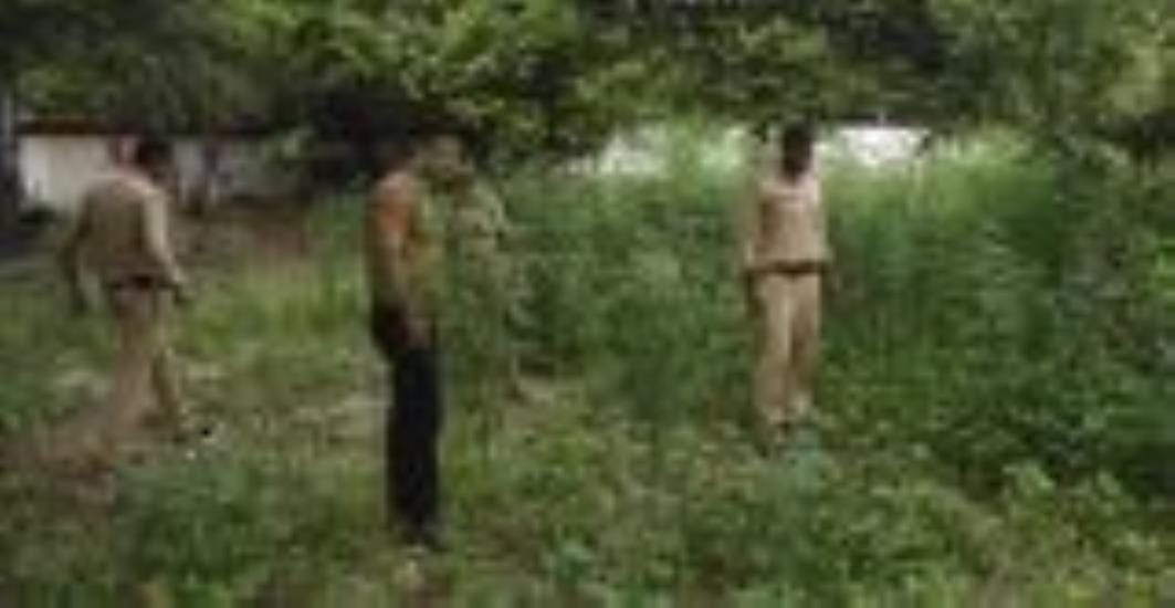 गश्त करती टीम और गेट पर चिपका नोटिस।