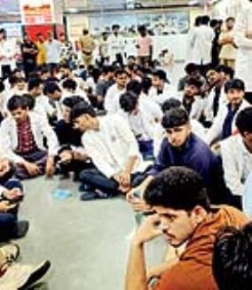 हंगामा करते नर्स और डॉक्टर। हंगामा करते नर्स और डॉक्टर।
