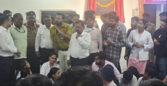 हंगामा करते नर्स और डॉक्टर। हंगामा करते नर्स और डॉक्टर।