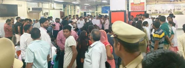 हंगामा करते नर्स और डॉक्टर। हंगामा करते नर्स और डॉक्टर।