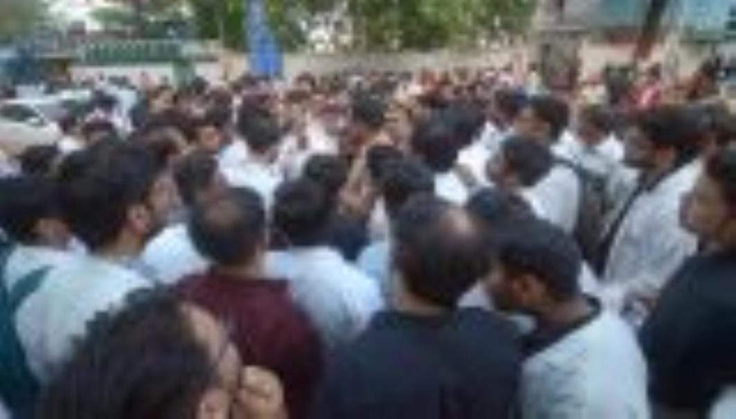 हंगामा करते नर्स और डॉक्टर। हंगामा करते नर्स और डॉक्टर।