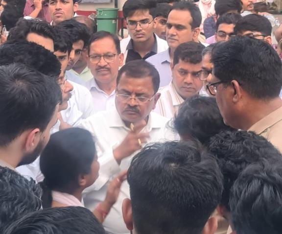हंगामा करते नर्स और डॉक्टर। हंगामा करते नर्स और डॉक्टर।