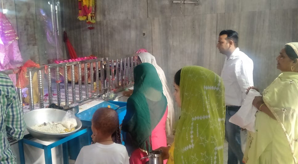 इस्माईलाबाद। बाला सुंदरी मंदिर में मां दुर्गा के दर्शन करते श्रद्धालु। स्वयं इस्माईलाबाद। बाला सुंदरी मंदिर में मां दुर्गा के दर्शन करते श्रद्धालु। स्वयं