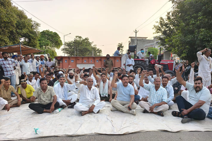 जगाधरी अनाज मंडी में धान की तौलाई करते मजदूर। संवाद