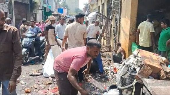 जिला अस्पताल की इमरजेंसी में झुलसा मरीज। संवाद जिला अस्पताल की इमरजेंसी में झुलसा मरीज। संवाद