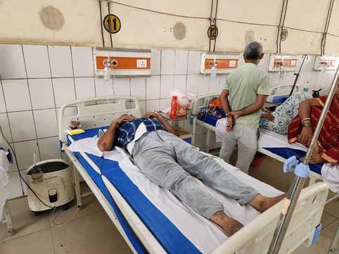 जिला अस्पताल की विद्युत आपूर्ति ठप होने से पेयजल व्यवस्था बाधित होने पर टैंकर से पानी भरता तीम जिला अस्पताल की विद्युत आपूर्ति ठप होने से पेयजल व्यवस्था बाधित होने पर टैंकर से पानी भरता तीम