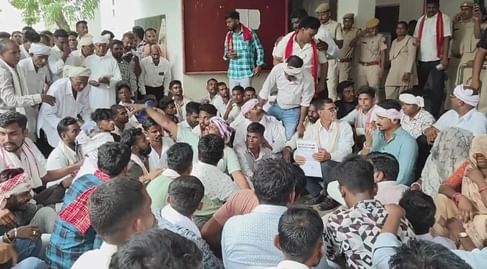 कलेक्ट्री में प्रदर्शन करते और कलेक्टर को ज्ञापन देते सांसद राजकुमार रोत। 