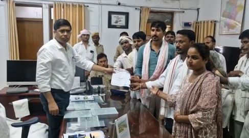 कलेक्ट्री में प्रदर्शन करते और कलेक्टर को ज्ञापन देते सांसद राजकुमार रोत। 