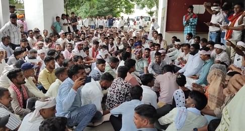 कलेक्ट्री में प्रदर्शन करते और कलेक्टर को ज्ञापन देते सांसद राजकुमार रोत। 