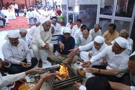 कुरुक्षेत्र। महाराजा अग्रसेन जयंती के अवसर पर कार्यक्रमों का शुभारंभ अवसर पर हवन में आहुति डालत कुरुक्षेत्र। महाराजा अग्रसेन जयंती के अवसर पर कार्यक्रमों का शुभारंभ अवसर पर हवन में आहुति डालत