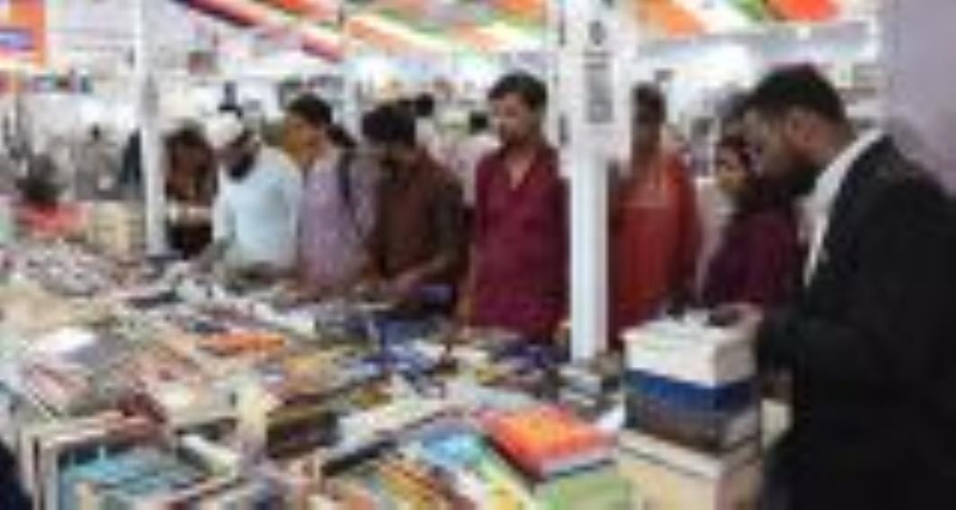 लखनऊ विश्वविद्यालय में लगे गोमती पुस्तक मेले में उमड़ी भीड़। लखनऊ विश्वविद्यालय में लगे गोमती पुस्तक मेले में उमड़ी भीड़।