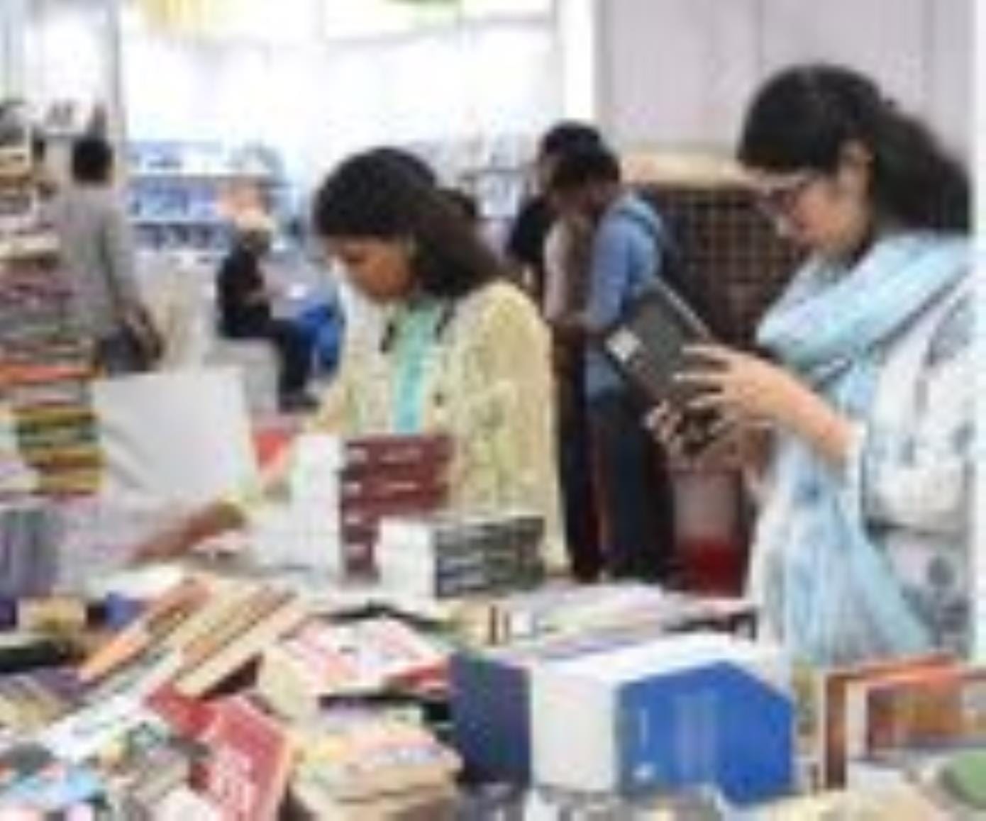 लखनऊ विश्वविद्यालय में लगे गोमती पुस्तक मेले में उमड़ी भीड़। लखनऊ विश्वविद्यालय में लगे गोमती पुस्तक मेले में उमड़ी भीड़।