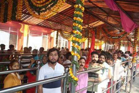 महामाया माता बालासुंदरी मंदिर त्रिलोकपुर में पूजा अर्चना करते श्रद्धालु। संवाद