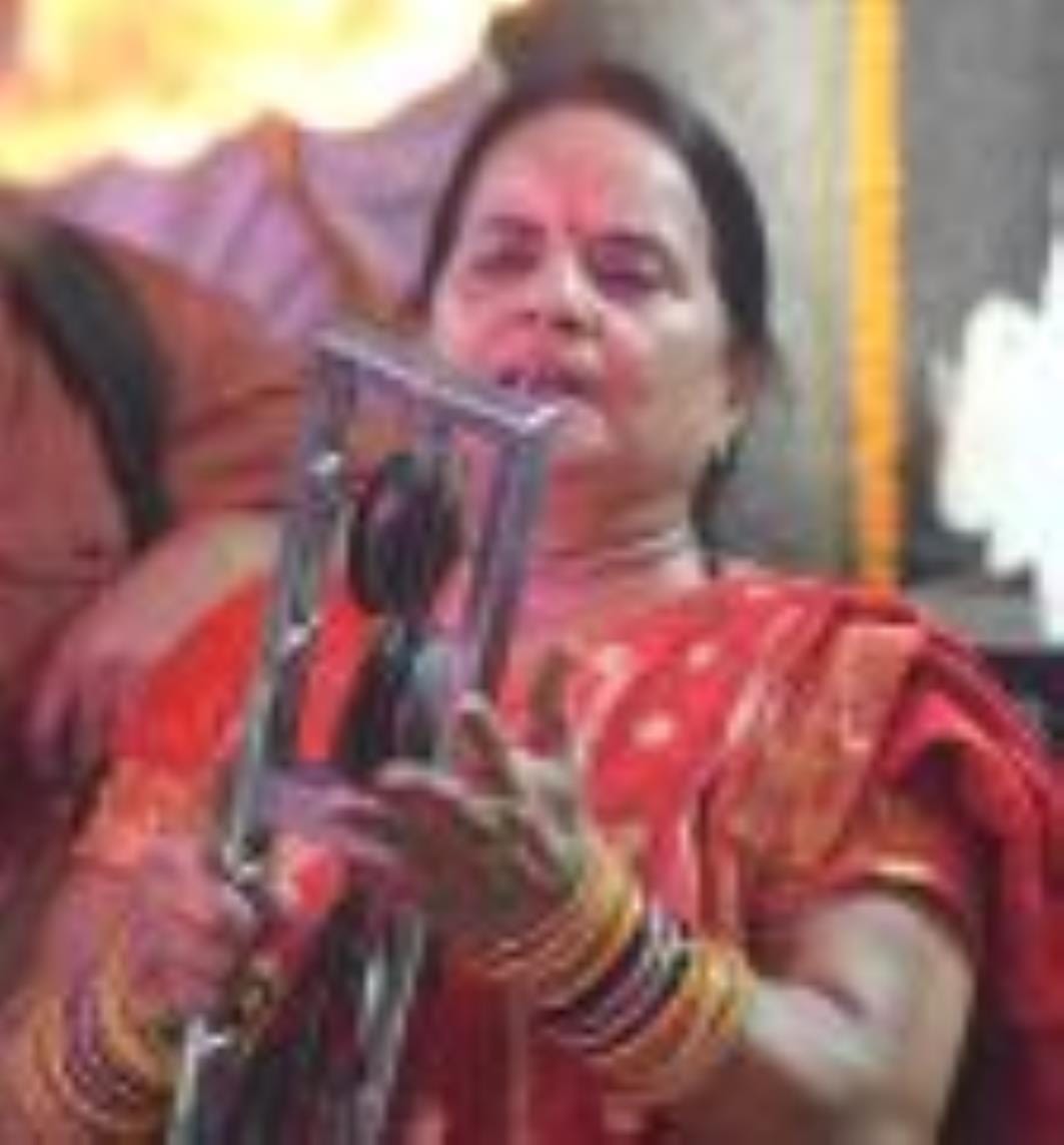 मंदिरों में शक्तिस्वरूपा का भव्य शृंगार हुआ और भव्य आरती के साथ देवी गीत भी गूंजे।