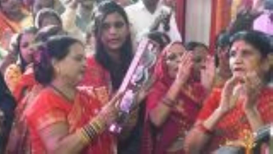 मंदिरों में शक्तिस्वरूपा का भव्य शृंगार हुआ और भव्य आरती के साथ देवी गीत भी गूंजे।