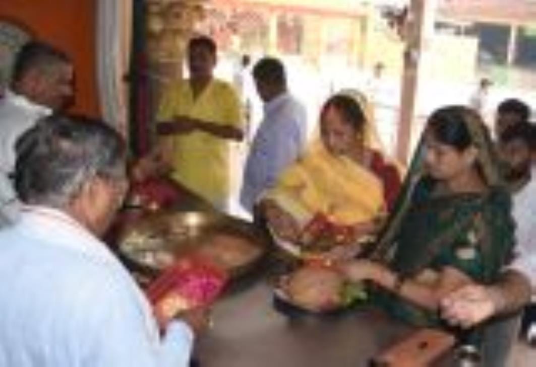 मंदिरों में शक्तिस्वरूपा का भव्य शृंगार हुआ और भव्य आरती के साथ देवी गीत भी गूंजे।