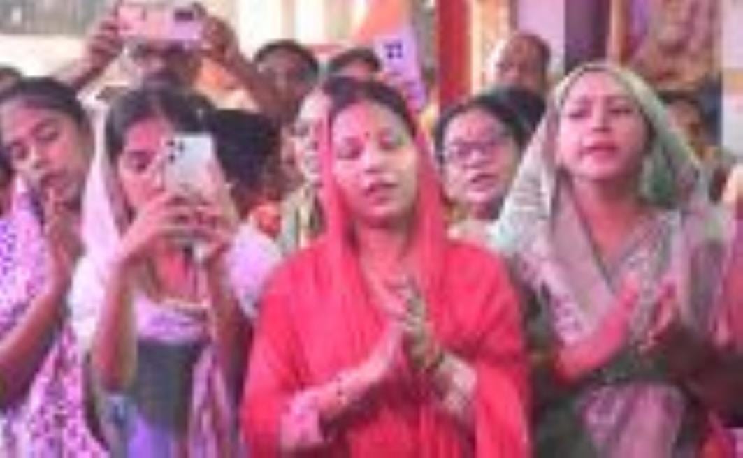 मंदिरों में शक्तिस्वरूपा का भव्य शृंगार हुआ और भव्य आरती के साथ देवी गीत भी गूंजे।