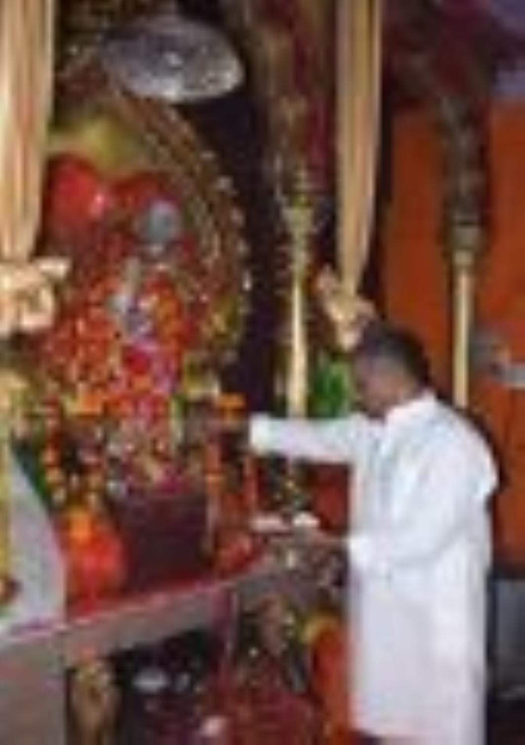 मंदिरों में शक्तिस्वरूपा का भव्य शृंगार हुआ और भव्य आरती के साथ देवी गीत भी गूंजे।