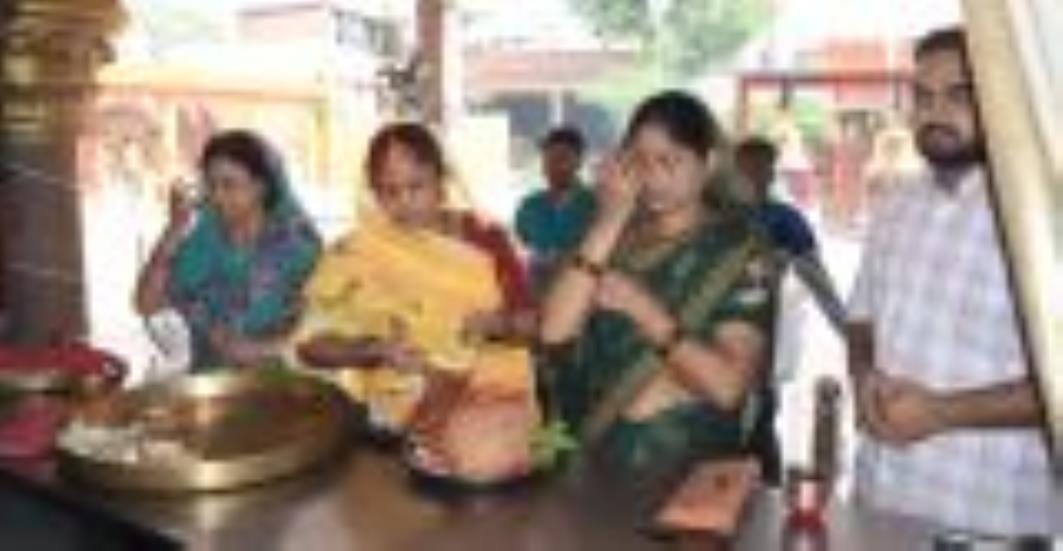 मंदिरों में शक्तिस्वरूपा का भव्य शृंगार हुआ और भव्य आरती के साथ देवी गीत भी गूंजे।