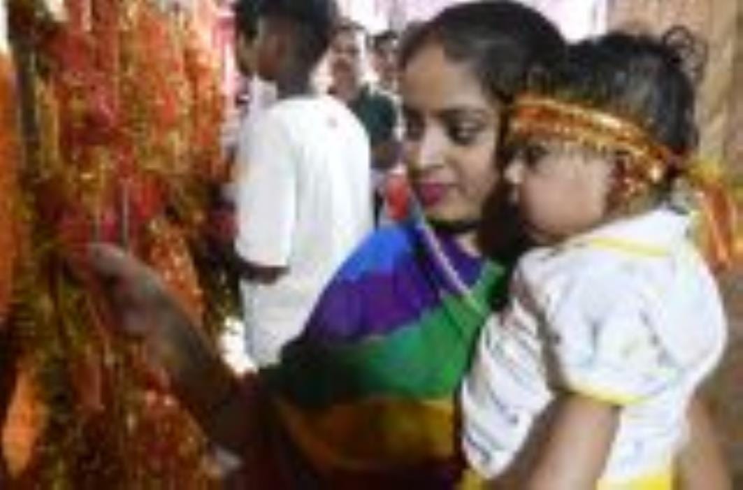 मंदिरों में शक्तिस्वरूपा का भव्य शृंगार हुआ और भव्य आरती के साथ देवी गीत भी गूंजे।
