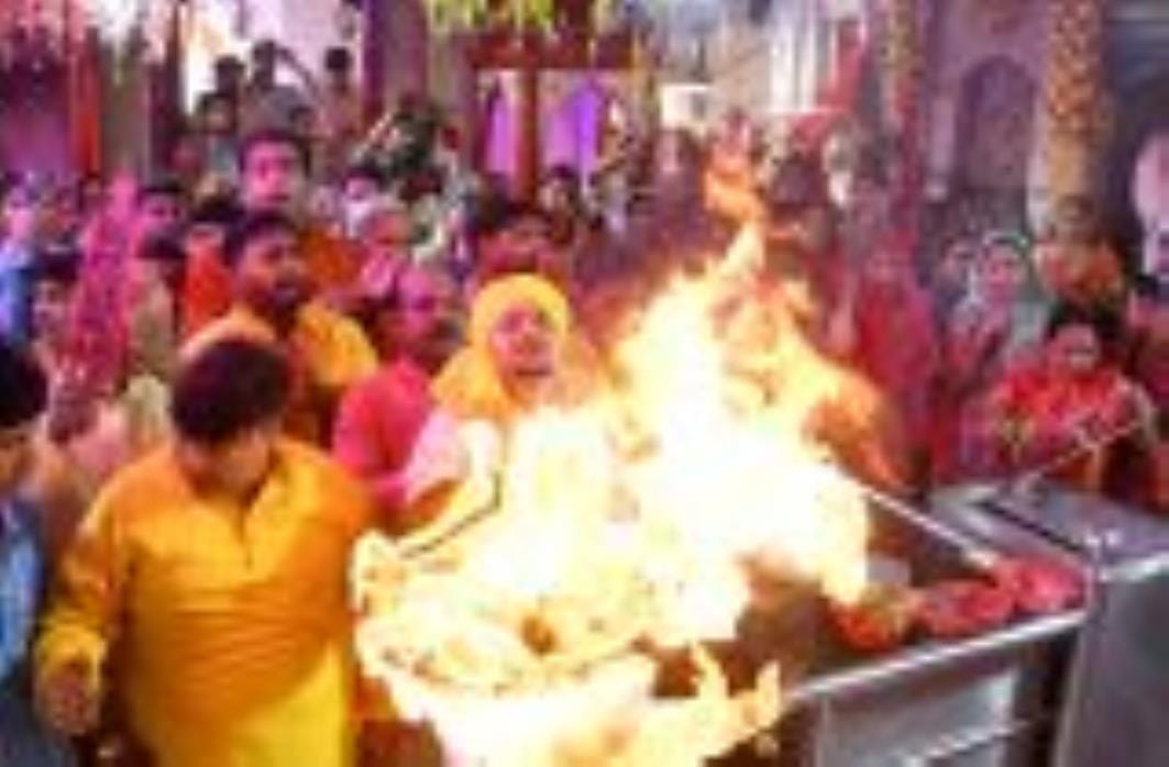 मंदिरों में शक्तिस्वरूपा का भव्य शृंगार हुआ और भव्य आरती के साथ देवी गीत भी गूंजे।