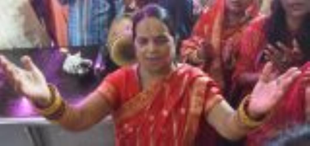 मंदिरों में शक्तिस्वरूपा का भव्य शृंगार हुआ और भव्य आरती के साथ देवी गीत भी गूंजे।
