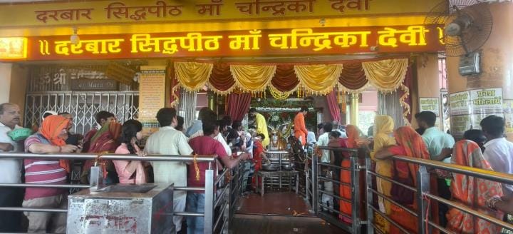 मंदिरों में शक्तिस्वरूपा का भव्य शृंगार हुआ और भव्य आरती के साथ देवी गीत भी गूंजे।