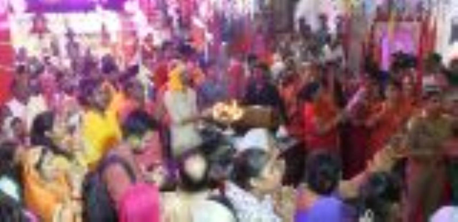 मंदिरों में शक्तिस्वरूपा का भव्य शृंगार हुआ और भव्य आरती के साथ देवी गीत भी गूंजे।