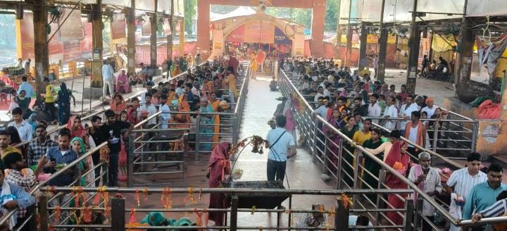 मंदिरों में शक्तिस्वरूपा का भव्य शृंगार हुआ और भव्य आरती के साथ देवी गीत भी गूंजे।
