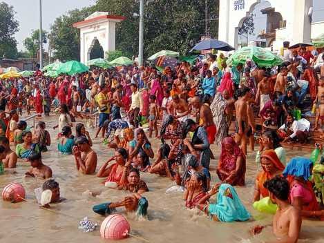 नवरात्रि के पहले दिन कड़ा के कुबरी घाट में स्नान के लिए उमड़ा भक्तों का सैलाब। संवाद नवरात्रि के पहले दिन कड़ा के कुबरी घाट में स्नान के लिए उमड़ा भक्तों का सैलाब। संवाद