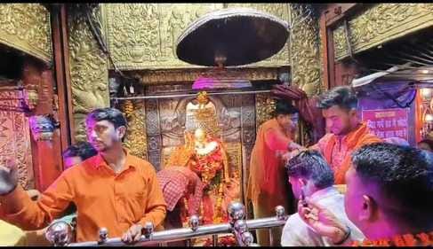 नवरात्रि के पहले दिन कड़ा के कुबरी घाट में स्नान के लिए उमड़ा भक्तों का सैलाब। संवाद नवरात्रि के पहले दिन कड़ा के कुबरी घाट में स्नान के लिए उमड़ा भक्तों का सैलाब। संवाद