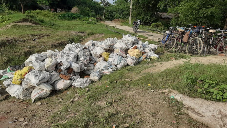 पकड़ी संग्राम में नदी में समा रही रिहायशी झोपड़ी। पकड़ी संग्राम में नदी में समा रही रिहायशी झोपड़ी।