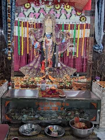 प्राचीन जयंती माता शक्तिपीठ मंदिर में पूजा अर्चना करते श्रद्धालु स्रोत संवाद प्राचीन जयंती माता शक्तिपीठ मंदिर में पूजा अर्चना करते श्रद्धालु स्रोत संवाद