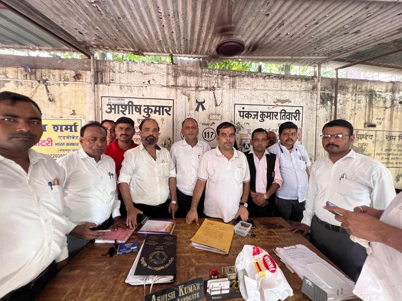 पूर्व कैबिनेट मंत्री आजम खान की रिहाई पर मिठाई बांटते सपाई। स्रोत स्वयं पूर्व कैबिनेट मंत्री आजम खान की रिहाई पर मिठाई बांटते सपाई। स्रोत स्वयं