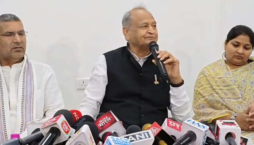 पूर्व मुख्यमंत्री अशोक गहलोत प्रेस वार्ता को संबोधित करते हुए