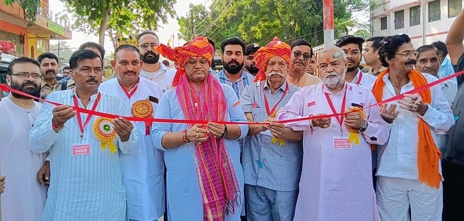 राम बरात शोभायात्रा में भगवान गणेश का टीका कर शुभारंभ करते राज्यमंत्री दिनेश खटीक। (मवाना)