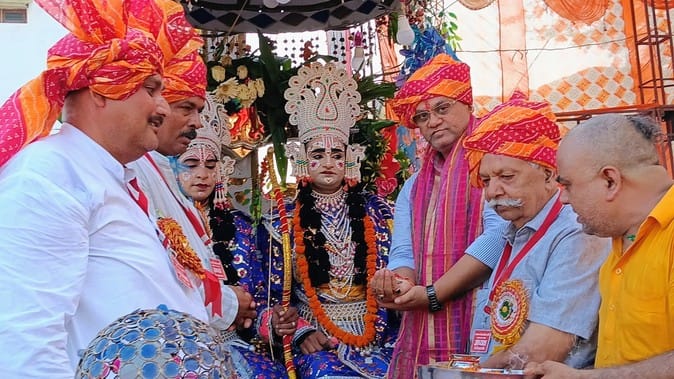 राम बरात शोभायात्रा में भगवान गणेश का टीका कर शुभारंभ करते राज्यमंत्री दिनेश खटीक। (मवाना)