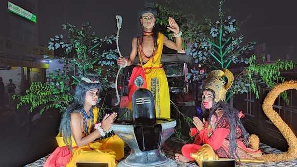 रामलीला मंचन के दौरान राजा जनक के दरबार में शिव धनुष को तोड़ते श्रीराम का पात्र निभा रहे कलाका रामलीला मंचन के दौरान राजा जनक के दरबार में शिव धनुष को तोड़ते श्रीराम का पात्र निभा रहे कलाका