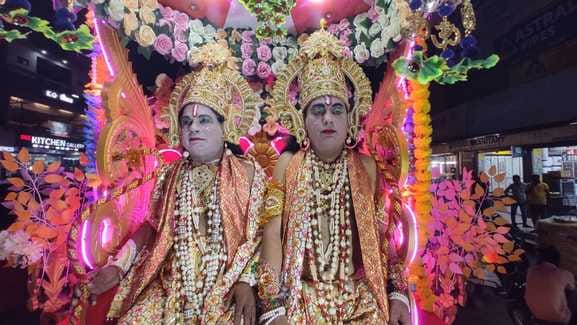 रामलीला मंचन के दौरान राजा जनक के दरबार में शिव धनुष को तोड़ते श्रीराम का पात्र निभा रहे कलाका रामलीला मंचन के दौरान राजा जनक के दरबार में शिव धनुष को तोड़ते श्रीराम का पात्र निभा रहे कलाका