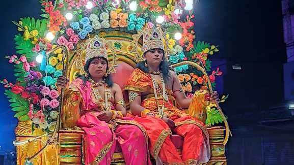 रामलीला मंचन के दौरान राजा जनक के दरबार में शिव धनुष को तोड़ते श्रीराम का पात्र निभा रहे कलाका रामलीला मंचन के दौरान राजा जनक के दरबार में शिव धनुष को तोड़ते श्रीराम का पात्र निभा रहे कलाका