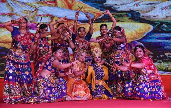 रामलीला समिति ऐशबाग के धनुषाकार तुलसी मंच पर सोमवार रात जब नारद मोह लीला का सजीव मंचन हुआ तो मा रामलीला समिति ऐशबाग के धनुषाकार तुलसी मंच पर सोमवार रात जब नारद मोह लीला का सजीव मंचन हुआ तो मा