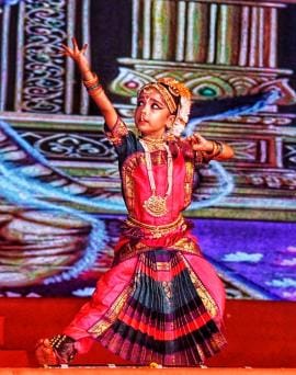 रामलीला समिति ऐशबाग के धनुषाकार तुलसी मंच पर सोमवार रात जब नारद मोह लीला का सजीव मंचन हुआ तो मा रामलीला समिति ऐशबाग के धनुषाकार तुलसी मंच पर सोमवार रात जब नारद मोह लीला का सजीव मंचन हुआ तो मा