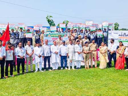 स्वच्छता पखवाड़े के तहत पौधारोपण करते मुख्य अतिथि स्रोत स्कूल स्वच्छता पखवाड़े के तहत पौधारोपण करते मुख्य अतिथि स्रोत स्कूल