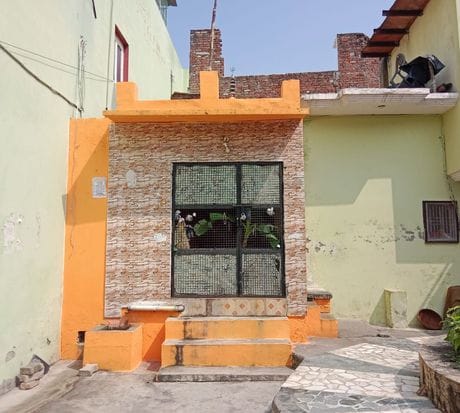 शहर के मोहल्ला साहूकारा में स्थित मंदिर में रावण की प्रतिमा। संवाद