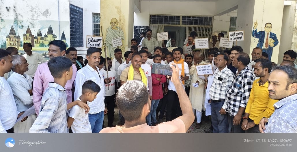 टहरौली तहसील में ज्ञापन देने पहुंचे ग्रामीण टहरौली तहसील में ज्ञापन देने पहुंचे ग्रामीण
