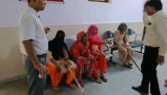 तितावी थाने पर पहुंचे परिजन और ग्रामीण-संवाद तितावी थाने पर पहुंचे परिजन और ग्रामीण-संवाद