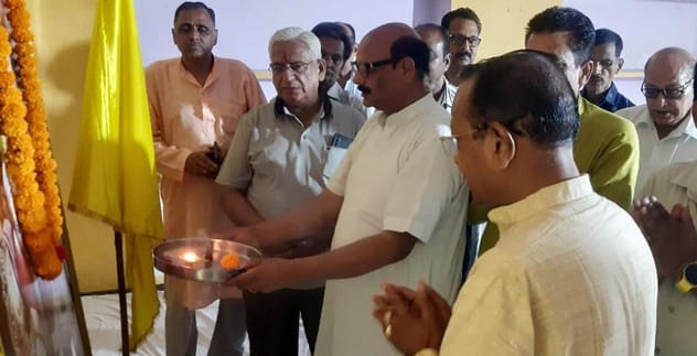 उझानी में अग्रसेन जयंती शोभायात्रा में शामिल सजातीय लोग। संवाद उझानी में अग्रसेन जयंती शोभायात्रा में शामिल सजातीय लोग। संवाद