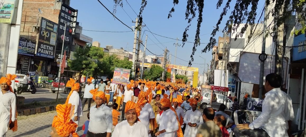 116... घरौंडा अग्रवाल समाज की ओर से निकाली गई कलश यात्रा में शामिल महिलाएं। संवाद